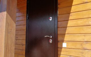 антивандальная входная дверь для деревянного дома