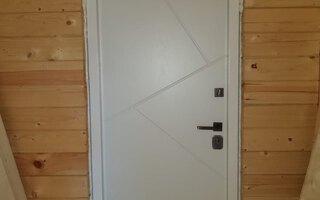металлическая одностворчатая дверь с белыми МДФ панелями внутри
