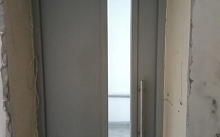 входная дверь со стеклопакетом во всю высоту дверного полотна