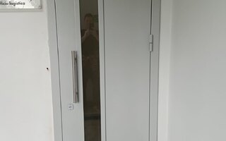 стальная одностворчатая дверь со стеклом, доводчиком и ручкой из нержавейки