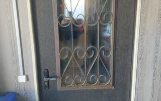 стальная дверь в котельную, модель ДКТ-30 с решеткой и стеклом - общий вид