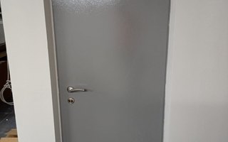 стальная дверь в котельную, модель ДКТ-29 с вентиляционной решеткой