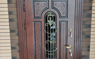 стальная дверь для установки в подъезд с ковкой, стеклом, модель ДПДЗ-47 с двумя замками
