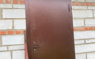 входная дверь в подъезд